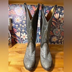 TONY LAMA-vintage
Gray Snakeskin Cowboy Boots
Size 5.5